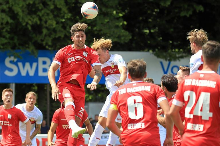 Patrick Tichy (beim Kopfball) war zuletzt angeschlagen, kann aber am Sonntag in Lörrach wieder dabei sein. Foto: A. Becher