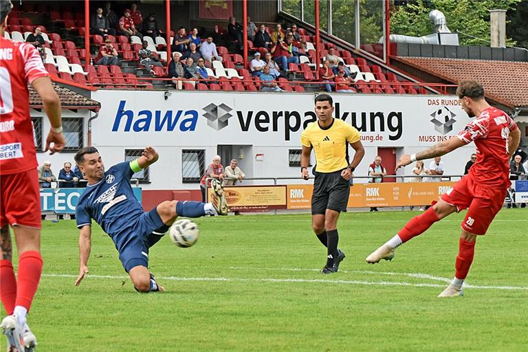 Patrick Tichy nimmt Maß, trifft und stellt mit seinem 1:0 die Zeichen für die TSG Backnang auf Sieg. Foto: Tobias Sellmaier