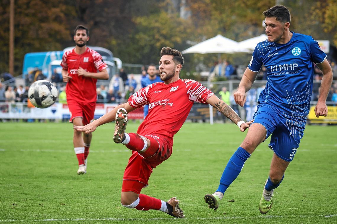 Die Konstante in der Innenverteidigung der TSG Backnang Patrick Tichy rauscht heran und klärt im WFV-Pokal-Duell mit den Kickers. Das ist ein gewohntes Bild in den Etzwiesen. Foto: Alexander Becher