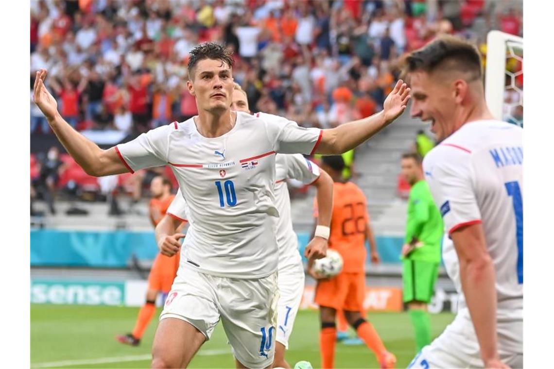 Patrik Schick (l) machte mit dem 2:0 alles klar. Foto: Robert Michael/dpa-Zentralbild/dpa