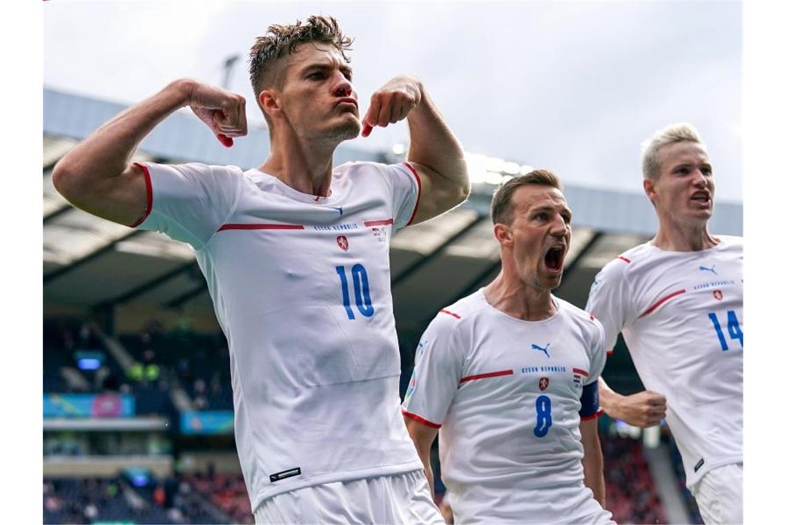 „Blutender Held“ Schick bringt Tschechien auf Kurs Patrik Schick (l-r) aus Tschechien feiert mit Vladimír Darida und Jakub Jankto nachdem er bei einem Elfmeter die Führung für seine Mannschaft erzielte. Foto: Andrew Milligan/PA Wire/dpa