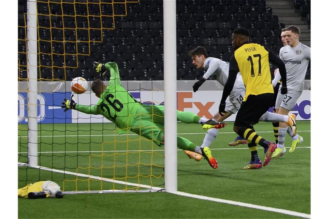 Sieben Tore: Leverkusen verliert verrücktes Spiel in Bern Patrik Schick (M) brachte Leverkusen mit zwei Toren innerhalb von drei Minuten wieder ran. Foto: Anthony Anex/KEYSTONE/dpa