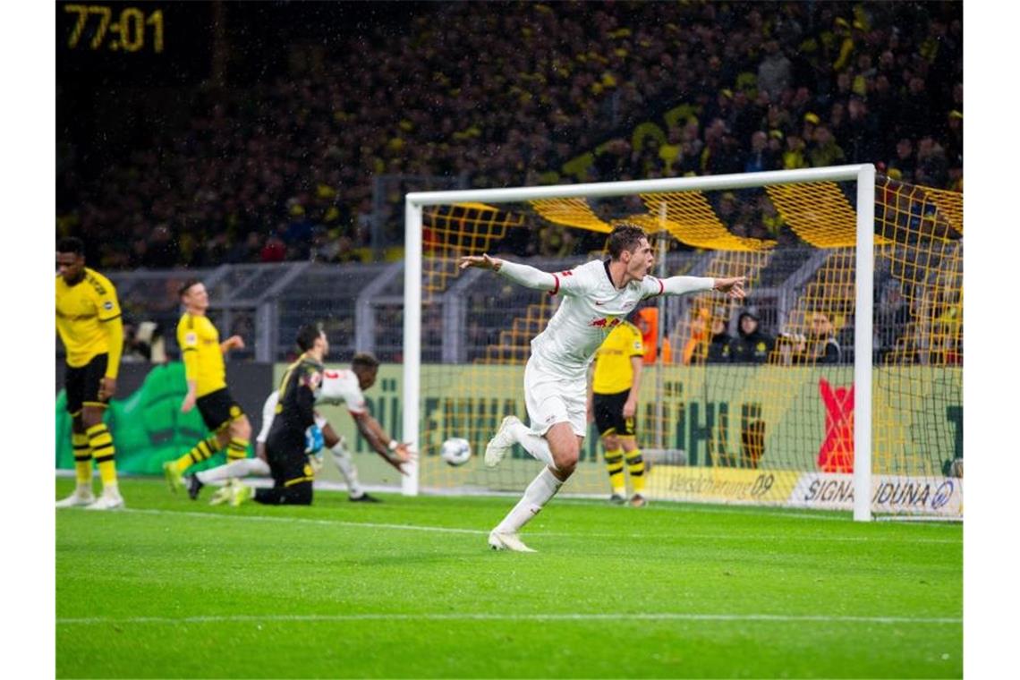 Leipzig vor Herbstmeisterschaft - Werder desolat Patrik Schick (M) sorgte mit seinem Tor für den 3:3-Endstand im Spitzenspiel bei Borussia Dortmund. Foto: Marcel Kusch/dpa