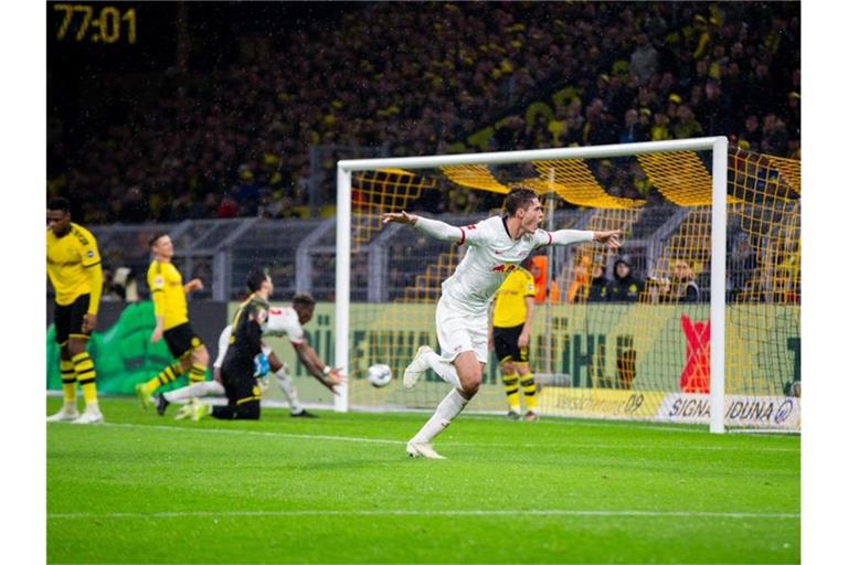 Patrik Schick (M) sorgte mit seinem Tor für den 3:3-Endstand im Spitzenspiel bei Borussia Dortmund. Foto: Marcel Kusch/dpa