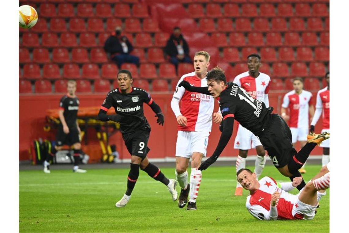 Patrik Schick (r) bereitet für Leon Bailey (l) dessen Tor zum 2:0 für Leverkusen vor. Foto: Ina Fassbender/AFP/Pool/dpa