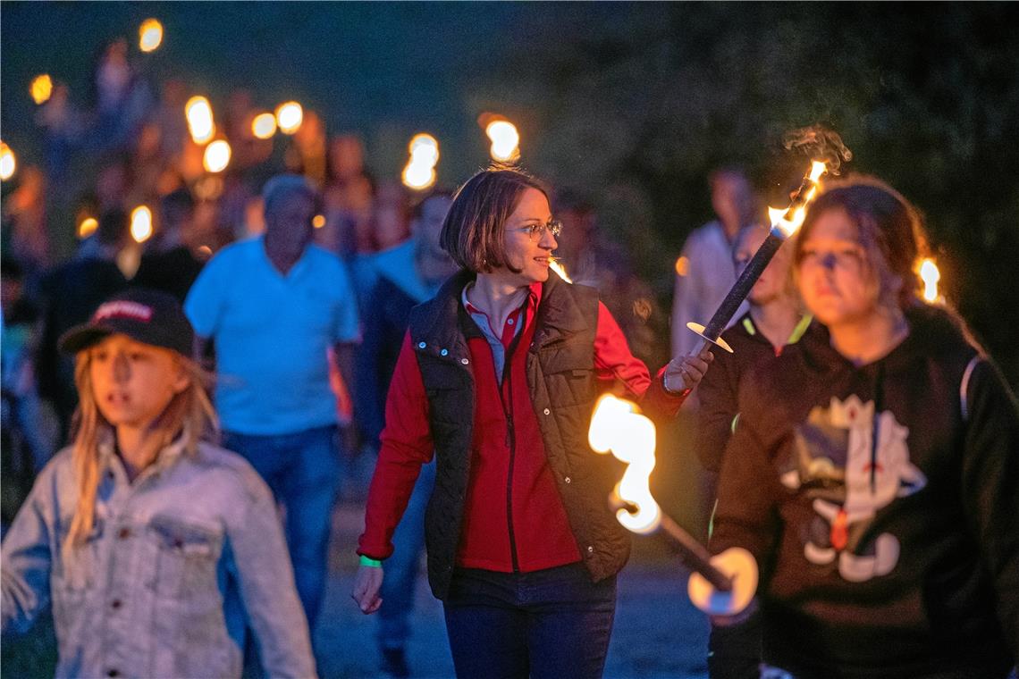 Patrizia Rall // Allmersbacher Wiesafeschd 2022, Freitagabend Fackelumzug, Sonnw...