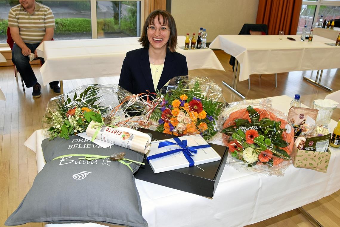 Patrizia Rall als Bürgermeisterin verpflichtet Patrizia Rall freute sich über Blumen und Süßigkeiten zu ihrer Verpflichtung als neue Bürgermeisterin von Allmersbach im Tal. Fotos: T. Sellmaier
