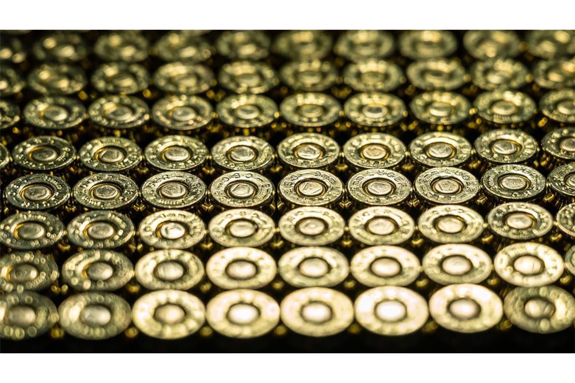 Patronen im Kaliber 9mm Luger liegen in einem Waffenschrank eines Sportschützen. Die Bundeswehr wird zwei Munitionsdepots im Südwesten ausbauen. (Symbolbild)