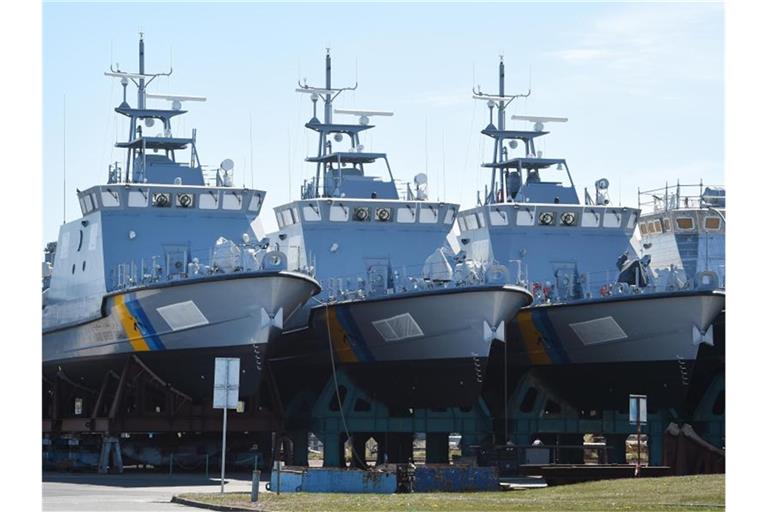 Patrouillenboote, die eigentlich für Saudi-Arabien bestimmt sind, liegen auf dem Gelände der Peene-Werft in Wolgast in Vorpommern. Foto: Stefan Sauer/dpa