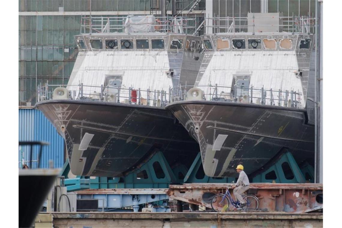 Patrouillenboote für Saudi-Arabien auf dem Gelände der Peene-Werft in Wolgast. Foto: Stefan Sauer/zb/dpa