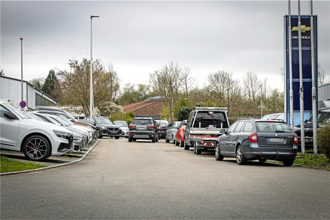 Unechte Einbahnstraße in Aspach wird abgelehnt Pattsituation in der Siemensstraße: Die Durchfahrt gestaltet sich aufgrund der am Fahrbahnrand geparkten Fahrzeuge und des hohen Verkehrsaufkommens oft zäh. Wie eine Lösung aussehen könnte, dazu gibt es unterschiedliche Standpunkte. Foto: Alexander Becher