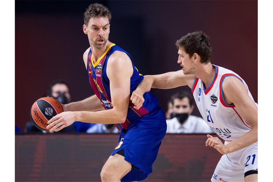 Pau Gasol (l) beendet seine erfolgreiche Basketball-Karriere. Foto: Marius Becker/dpa