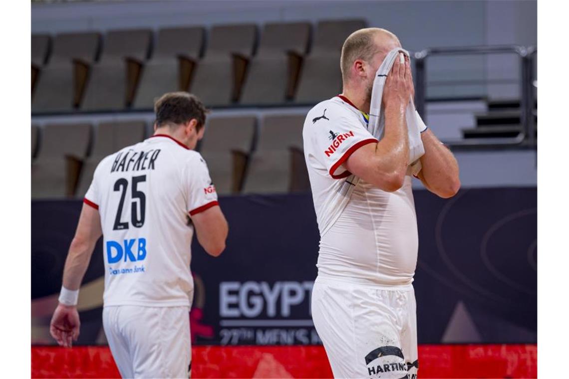 Paul Drux (r) aus Deutschland zieht sich enttäuscht das Trikot über das Gesicht. Doch es besteht noch Hoffnung. Foto: Sascha Klahn/dpa