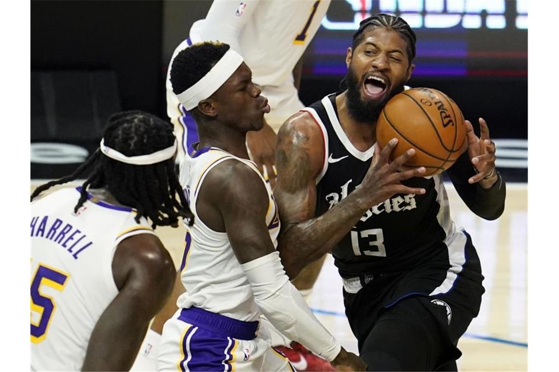 Paul George (r) von den Los Angeles Clippers zieht gegen Dennis Schröder (M.) zum Korb. Foto: Marcio Jose Sanchez/AP/dpa