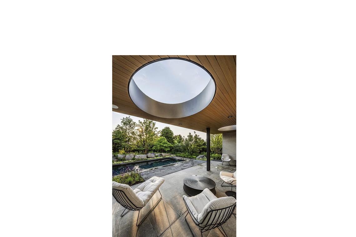 Paul Heidt hat die abgehängten Holzdecken im Haus in den Außenbereich gezogen und somit einen geschützten Sitzplatz geschaffen.