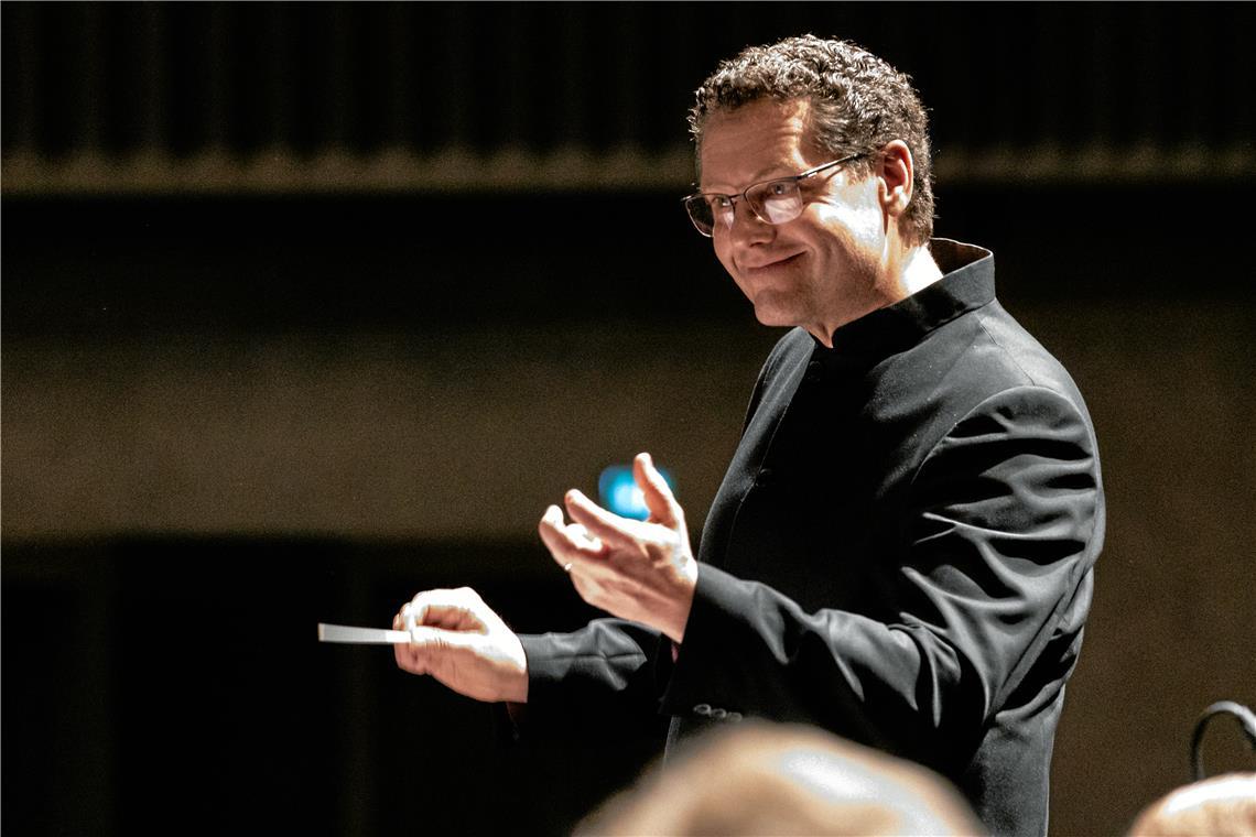 Erster Konzertauftritt mit Paul Jacot Paul Jacot nimmt seine Arbeit äußerst ernst, so wie hier bei einem Auftritt mit der Schwäbischen Bläserphilharmonie. Foto: Schwäbische Bläserphilharmonie