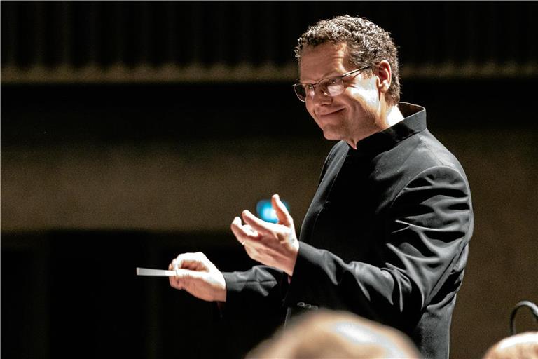 Paul Jacot nimmt seine Arbeit äußerst ernst, so wie hier bei einem Auftritt mit der Schwäbischen Bläserphilharmonie. Foto: Schwäbische Bläserphilharmonie