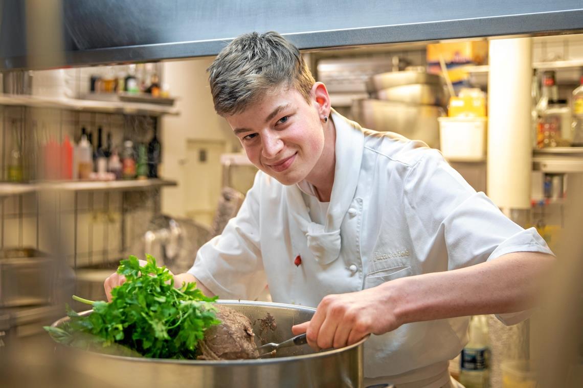 Paul Juraschek bereitet einen Tafelspitz zu. Der 16-Jährige ist Auszubildender im Gasthaus Stern in Rudersberg-Schlechtbach. Foto: A. Becher
