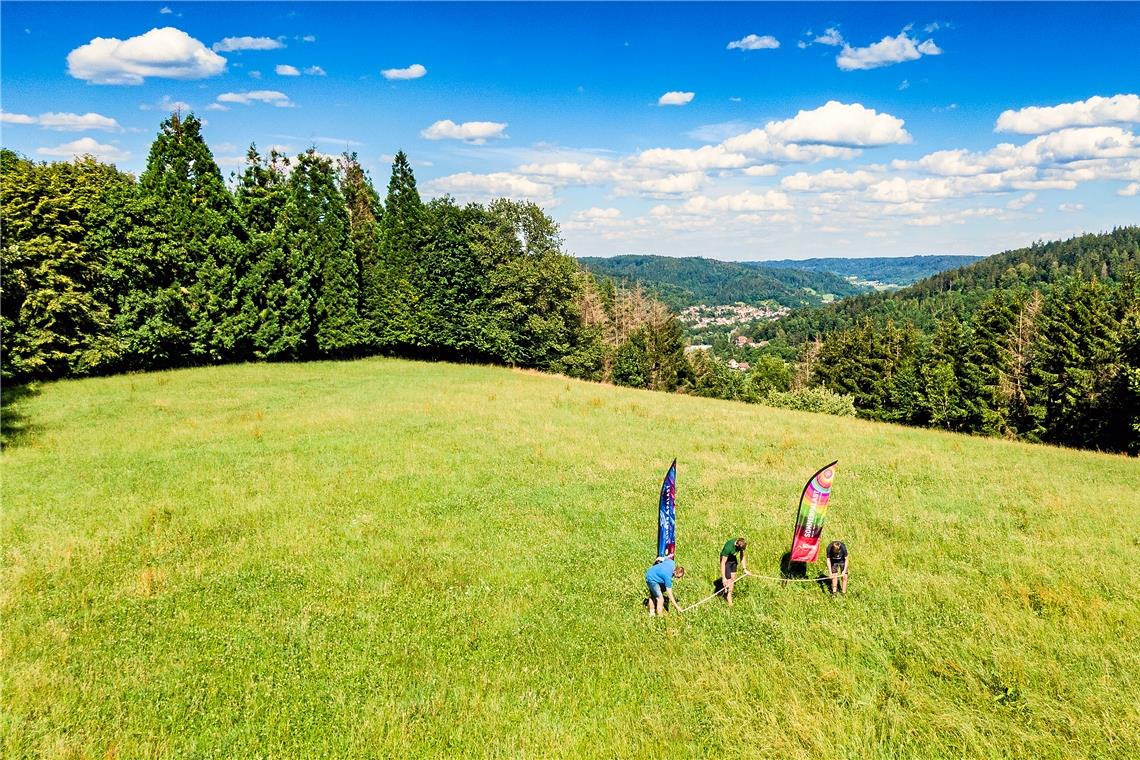 Kleine Bühne, große Wiese Paul Kamrad, Niki Eilers und Moritz Wahl (von links) vom Sommerpalast-Team nehmen Maß. Die Wiese bei Waltersberg ist ein Veranstaltungsort. Fotos: privat
