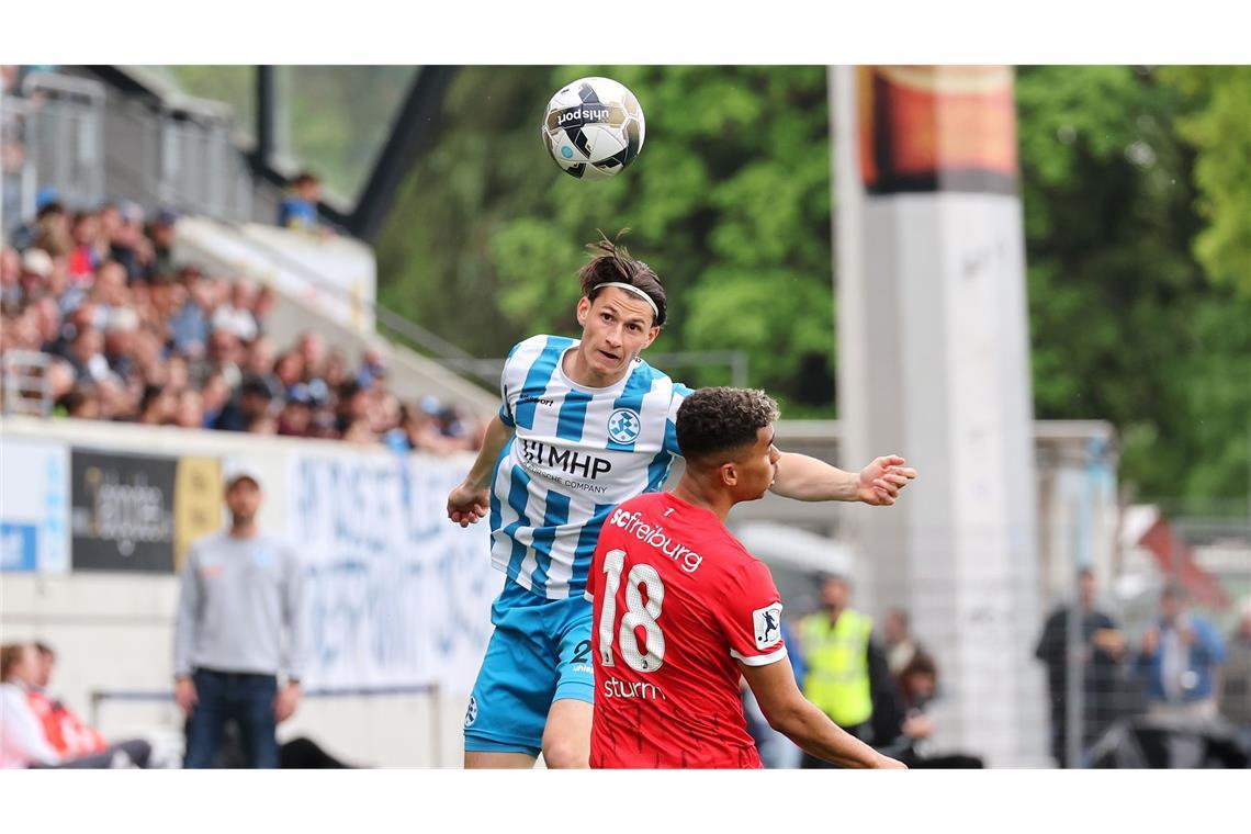 Zu wenig Energie und Esprit – die Luft ist raus bei den Blauen Paul Polauke gewinnt das Kopfballduell gegen Yann Sturm.