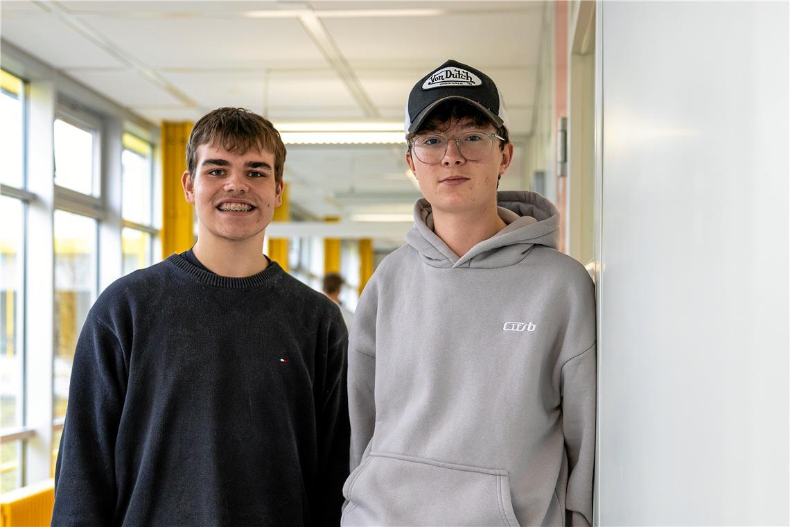 Mit der Traktorspardose zum Weltspartag in Backnang Paul Schuster (links) spart auf einen Wanderurlaub, sein Mitschüler Moritz Kramme auf einen Führerschein und ein Motorrad. Foto: Alexander Becher