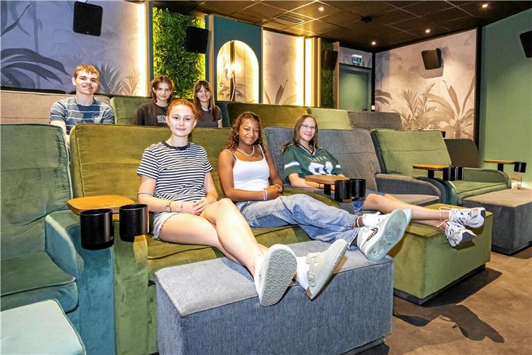 Paul Schuster, Sophie Cornette, Lili Mühlpointner, Sophia Bartmann, Kadi Stoppel und Nele Rustemeier (von links) sind Teil der FBWJugendfilmjury. Sie bewerten im Kino Universum in Backnang Filme für Kinder und Jugendliche. Foto: Dietmar van der Linden