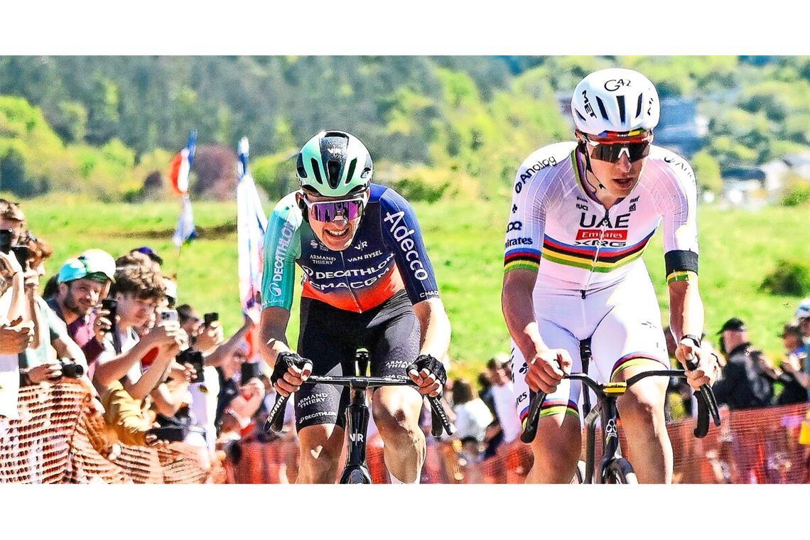 Paul Seixas (li.) fährt bei Lüttich-Bastogne-Lüttich dem Radsport-Superstar Tadej Pogacar noch hinterher