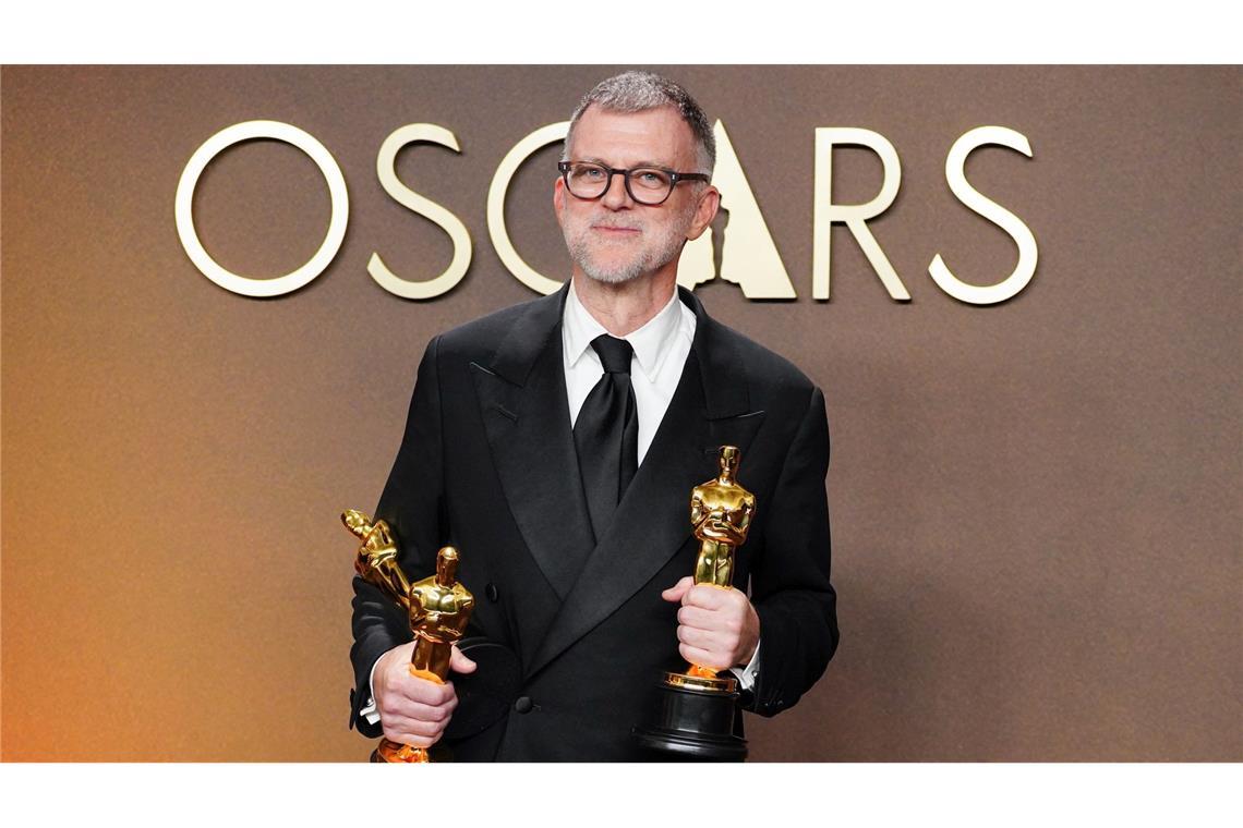 Paul Thomas Anderson, Gewinner der Preise für das Drehbuch (adaptiertes Drehbuch), die Regie und den besten Film für "One Battle After Another", posiert im Presseraum der Oscar-Verleihung im Dolby Theatre in Los Angeles.