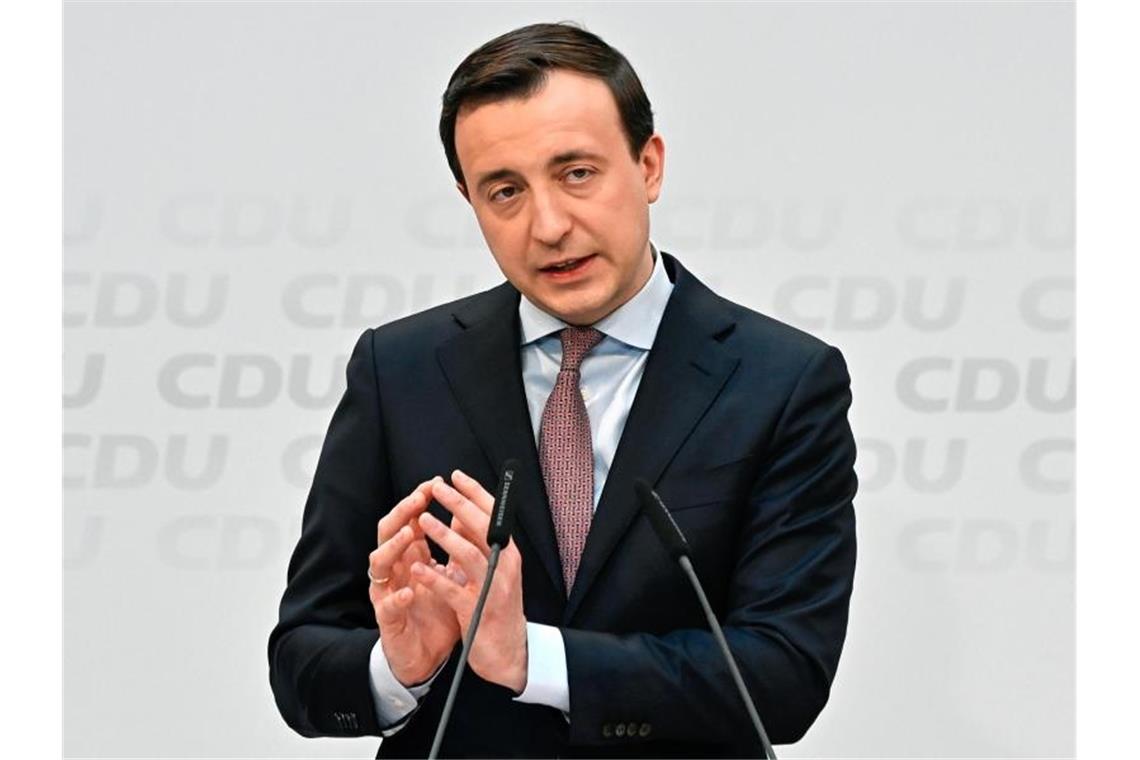 Paul Ziemiak, CDU-Generalsekretär, will so schnell wie möglich zur Schuldenbremse zurückkehren. Foto: Tobias Schwarz/AFP Pool/dpa