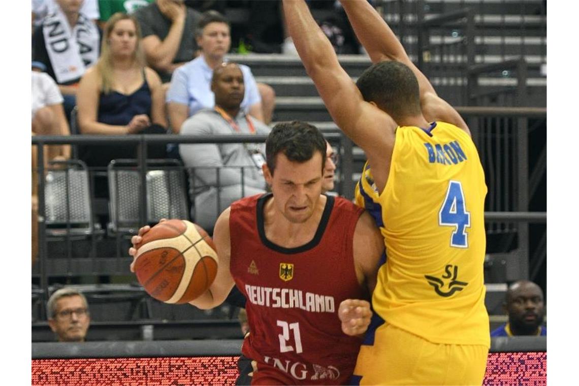 Paul Zipser (l) setzt sich gegen Schwedens Charles Barton Jr. durch. Foto: Harald Tittel