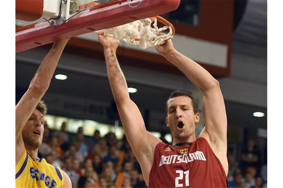 Neustart für Zipser macht Hoffnung - NBA weiter das Ziel Paul Zipser (r) findet wieder zur Topform zurück. Foto: Harald Tittel