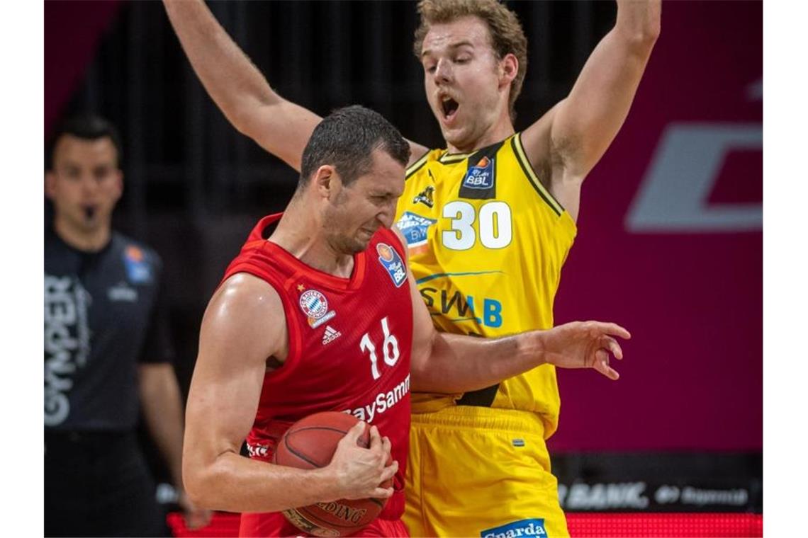 Bayern-Basketballer verlieren erstes Viertelfinale Paul Zipser vom FC Bayern München (No.16) in Aktion. Foto: Tilo Wiedensohler/camera4/BBL/Pool/dpa