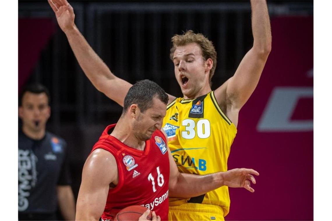 Unsouveräne Bayern-Basketballer mit „Rücken zur Wand“ Paul Zipser vom FC Bayern München (No.16) und Hans Brase vom MHP Riesen Ludwigsburg (No.30) in Aktion. Die Münchner verloren gegen die MHP Riesen Ludwigsburg mit 83:87. Foto: Tilo Wiedensohler/camera4/BBL/Pool/dpa