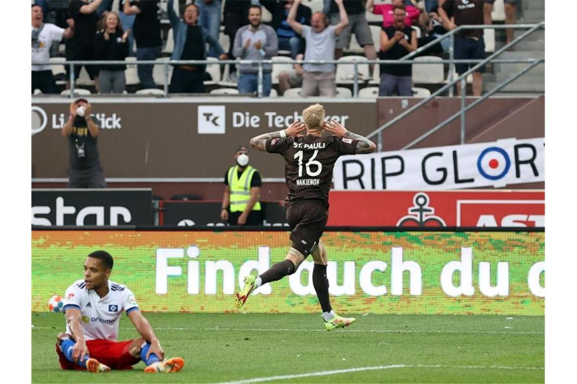Pauli-Doppeltorschütze Simon Makienok bejubelt das Tor zum 3:1 gegen den HSV im Hamburger Stadtderby. Foto: Christian Charisius/dpa
