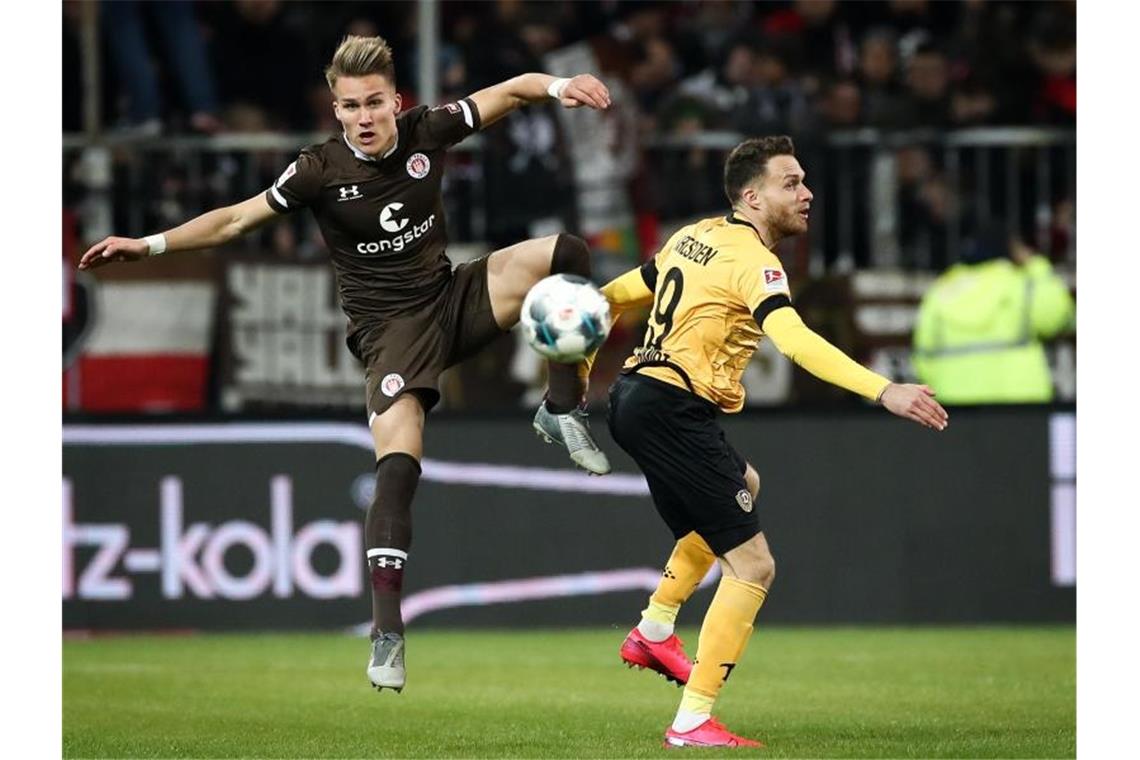 Nürnberg verpasst Sieg - Nullnummer auf St. Pauli Pauli-Profi Leo Ostigard (l) und Dresdens Patrick Schmidt trennten sich mit ihren Teams torlos. Foto: Christian Charisius/dpa