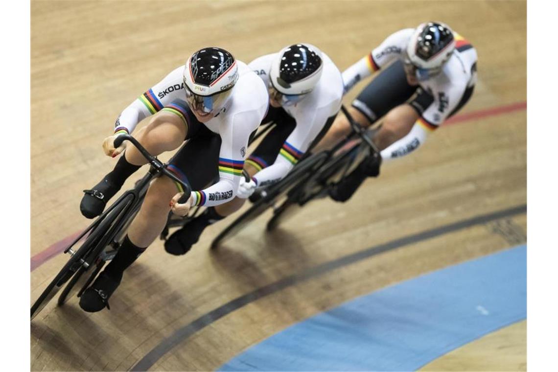 Pauline Grabosch, Lea Sophie Friedrich und Alessa-Catriona Pröpster unterlagen im Teamsprint-Finale. Foto: Peter Klaunzer/KEYSTONE/dpa