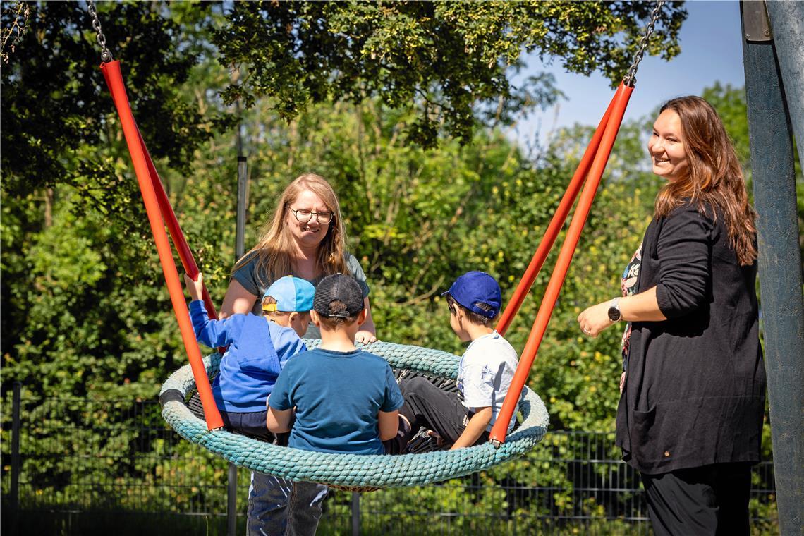 Springerinnen halten Backnanger Kitas am Laufen Pauline Klassen (links) betreut Kinder in der Kita Talschule und entlastet damit Leiterin Patricia Geiger und ihr Team. Foto: Alexander Becher