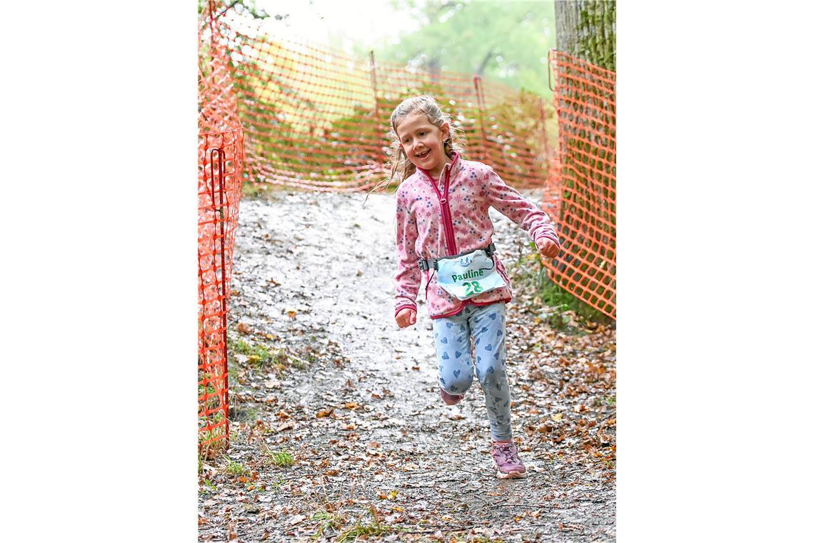 Pauline mit der Startnummer 28 sieht man die Freude an.  4. Kindercrossduathlon ...