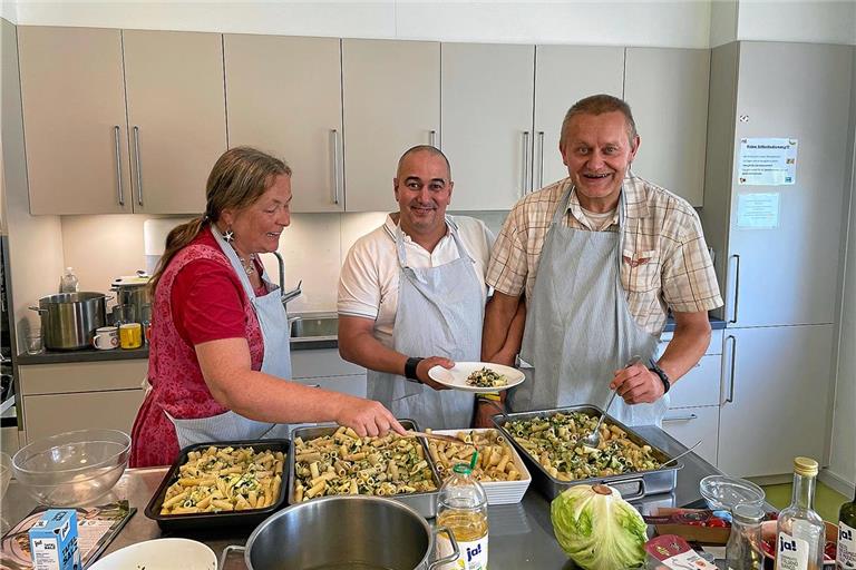 Paulinenpflege-Mitarbeiterin Irmin Hruby (von links), Praktikant Hussein H. und Tagesgruppenbesucher Roland Michalek beim Schöpfen des Mittagessens. Foto: Paulinenpflege