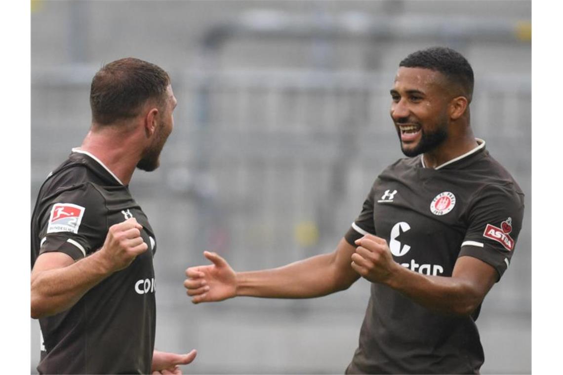 Siegreiches Pauli verspielt in drei Minuten Tabellenführung Paulis Maximilian Dittgen (l) und Daniel-Kofi Kyereh jubeln nach dem Tor zum zwischenzeiltichen 4:0. Foto: Daniel Reinhardt/dpa