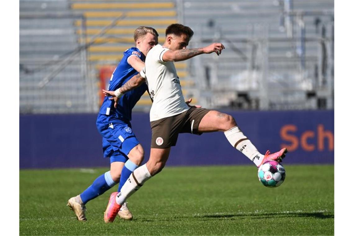VfL Bochum siegt im Spitzenspiel und setzt sich etwas ab Paulis Rodrigo Zalazar (r) schirmt den Ball geschickt vor Karlsruhes Marco Thiede ab. Foto: Uli Deck/dpa