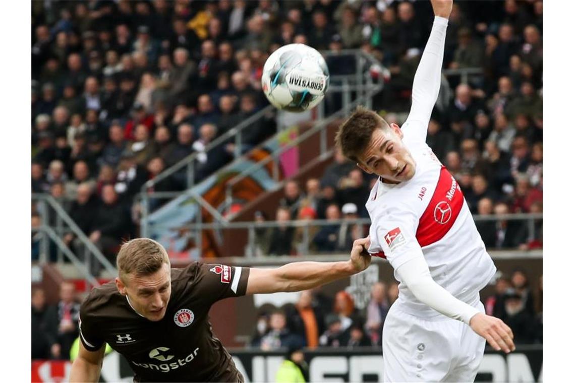 Verletzter VfB-Kapitän Kempf: Miyaichi entschuldigt sich Paulis Sebastian Ohlsson (l) und Stuttgarts Philipp Klement während des Spiels. Foto: Christian Charisius/dpa