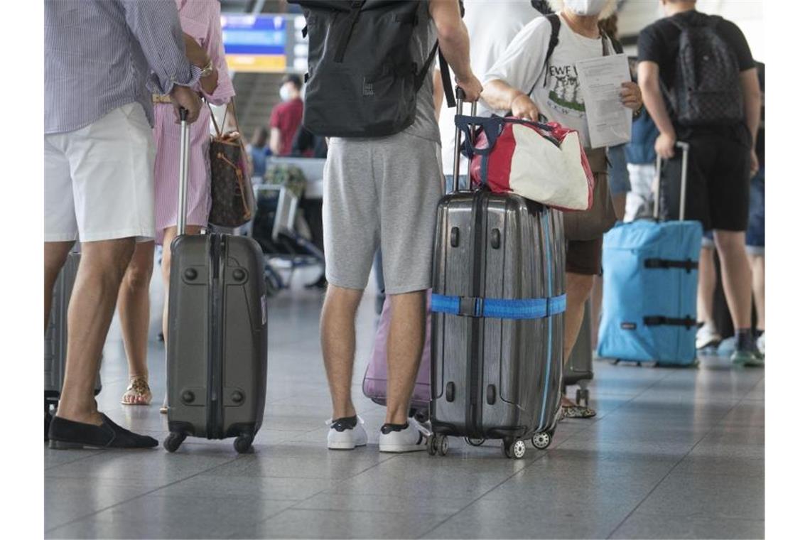 Pauschalreisende sollen künftig besser gegen eine Pleite des Reiseveranstalters abgesichert sein. Foto: Frank Rumpenhorst/dpa