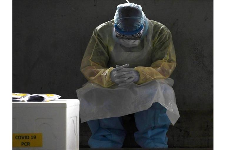 Pause, bevor es weitergeht: Ein Beschäftigter im Gesundheitswesen in Malaysia ruht sich kurz aus. Foto: Mohd Faizol Aziz/BERNAMA/dpa