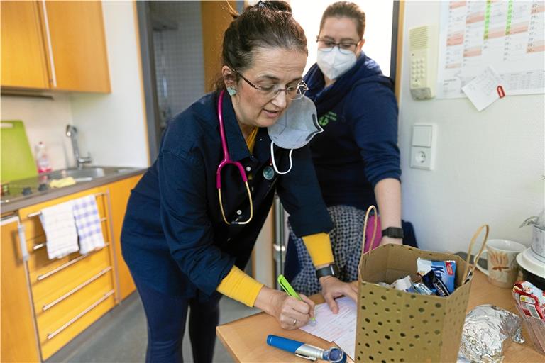 Pause? Fehlanzeige! Die Arbeitsbelastung in Kinderarztpraxen wie bei Sabina Delic-Bikic (links) ist zu groß. Foto: Alexander Becher