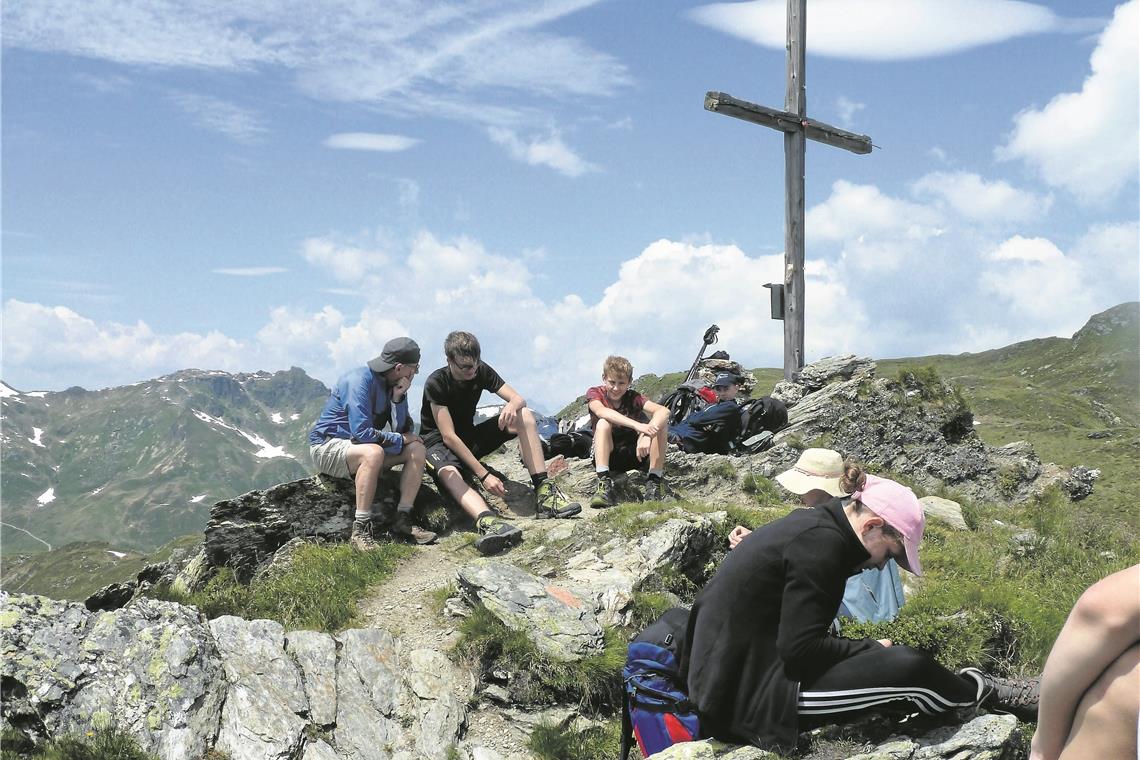 Zu Fuß über die Alpen Pause muss sein. Und auf über 2000 Metern schmeckt das Vesper gleich doppelt so gut. Fotos: privat