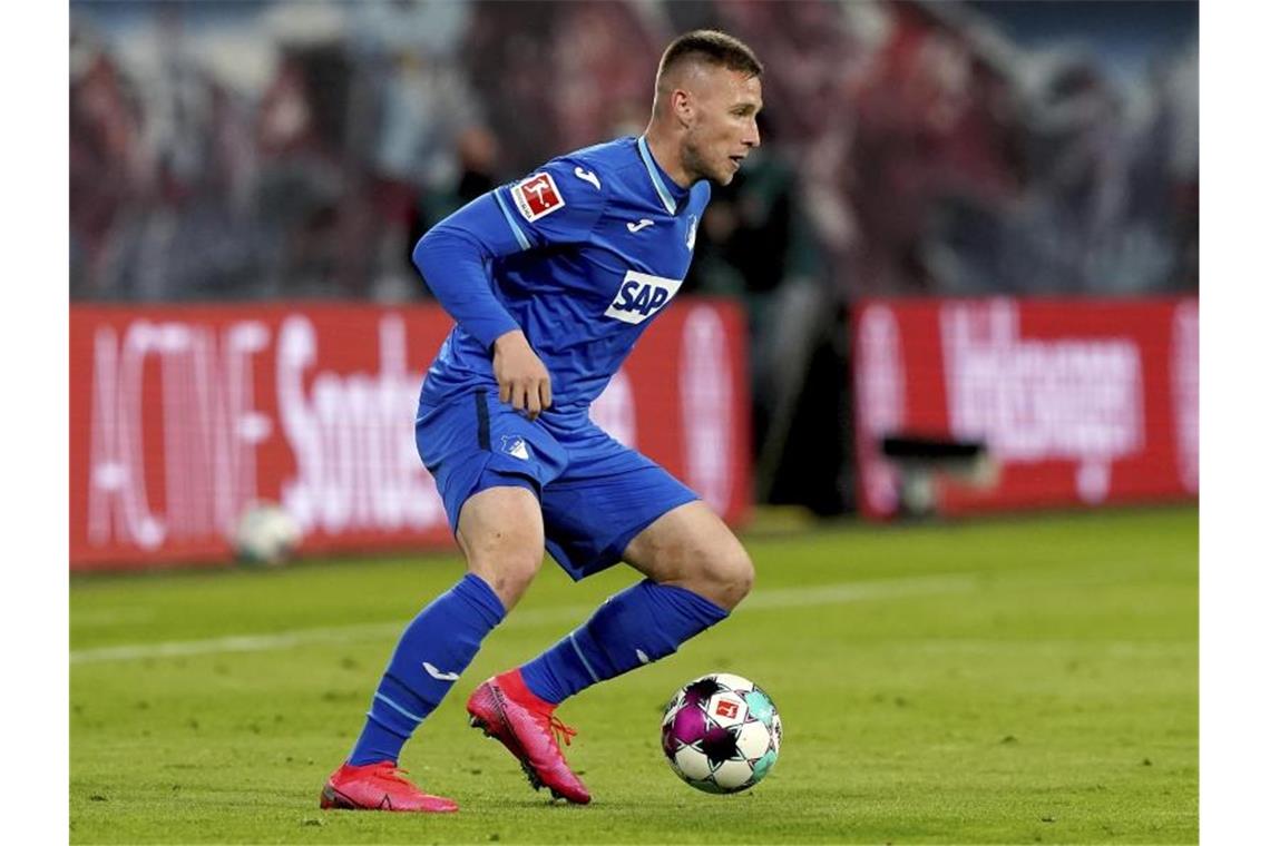 Hoffenheim: Kaderabek fällt nach Verletzung vorerst aus Pavel Kaderabek vom TSG 1899 Hoffenheim spielt den Ball. Foto: Michael Sohn/AP-Pool/dpa/Archivbild
