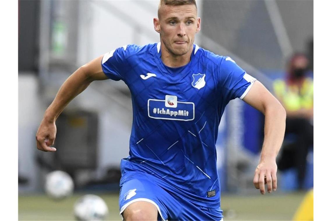 Pavel Kaderabek von 1899 Hoffenheim am Ball. Foto: Thomas Kienzle/AFP Pool/dpa/Archiv