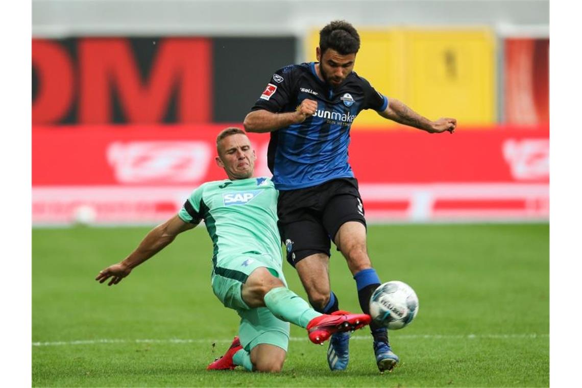 Pavel Kaderabek von 1899 Hoffenheim in Aktion gegen Gerrit Holtmann von SC Paderborn 07 (l-r). Foto: Friso Gentsch/dpa-Pool/dpa