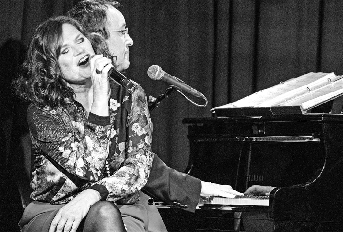 Faszinierendes Spiel mit Musik Pe Werner singt sich in die Herzen der Gäste. Peter Grabinger wird zum Ehrenmitglied des Fördervereins Kleinkunstbühne ernannt. Foto: A. Becher